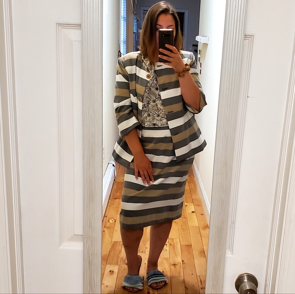 Danillo Size 12 Striped 2-Piece Skirt Suit - Picture 3 of 16